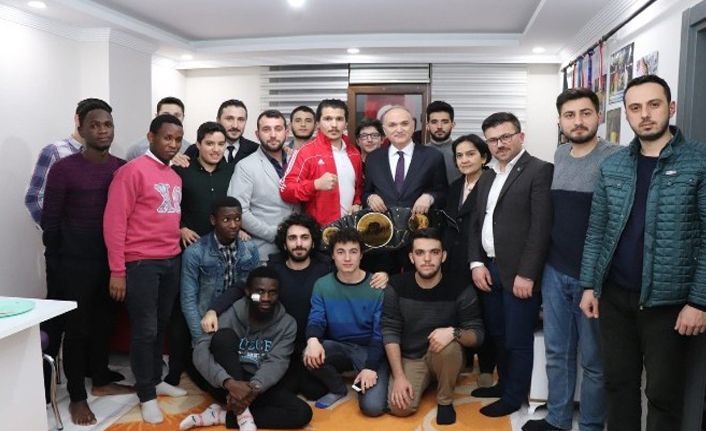 Özlü, öğrencilerin isteğini geri çevirmedi