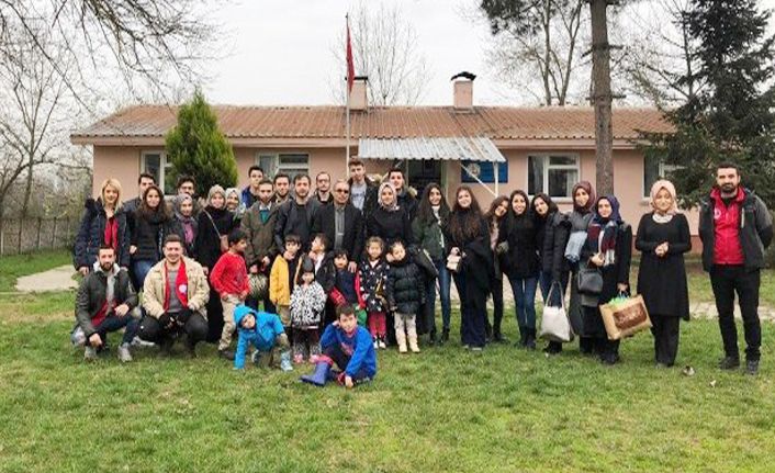 Çocukların yüzü gençler sayesinde gülüyor