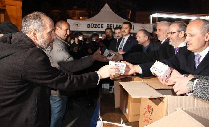 Ulaştırma Bakanı Turhan, vatandaşlara kandil simidi dağıttı