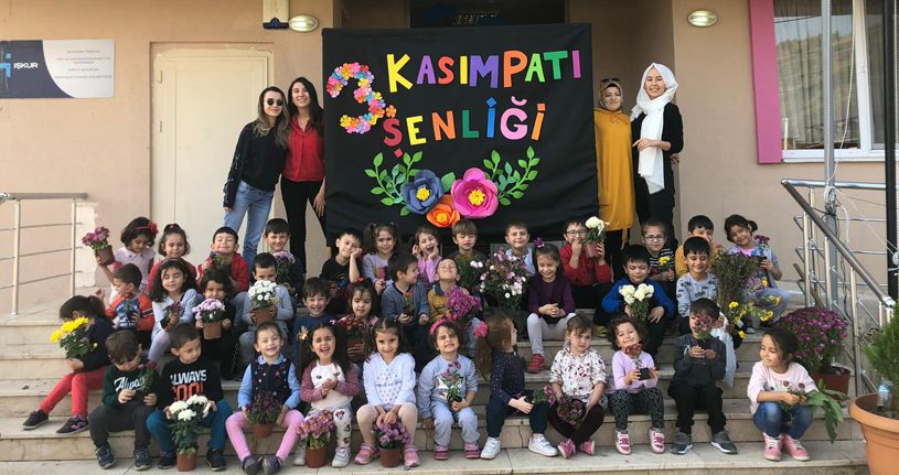 Rengarenk kasımpatılarla süslediler