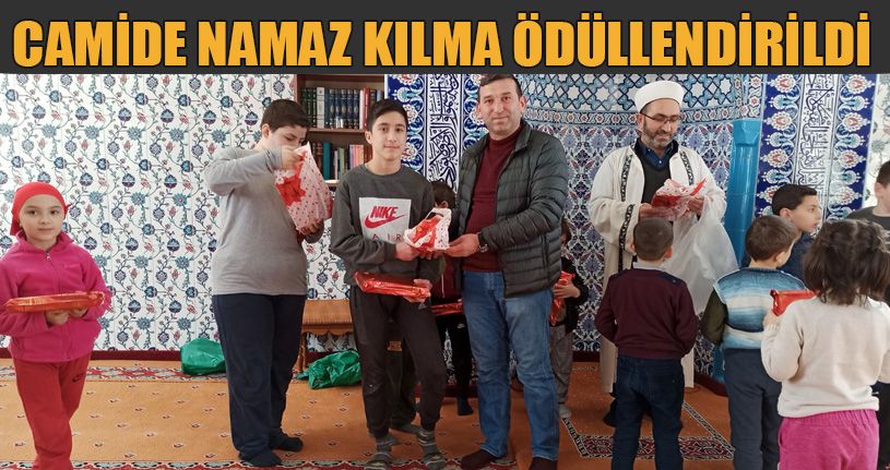 Namaza hem babaları dedeleri ile gittiler hem hediyeler kazandılar