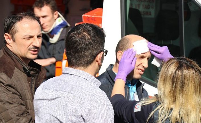 Hafif ticari araçla otomobil kafa kafaya çarpıştı: 4 yaralı