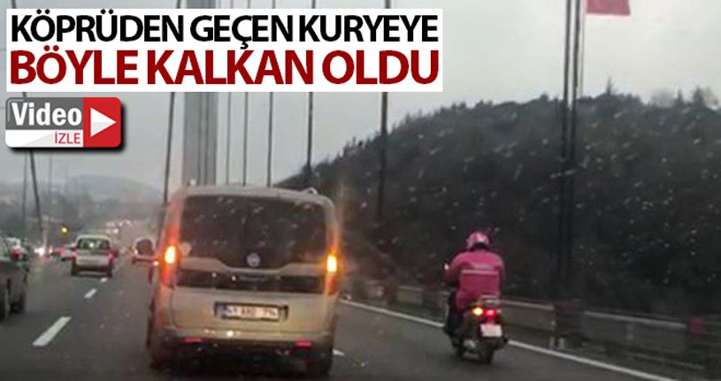 Köprüden geçen motosikletli kuryeye sürücüler kalkan oldu