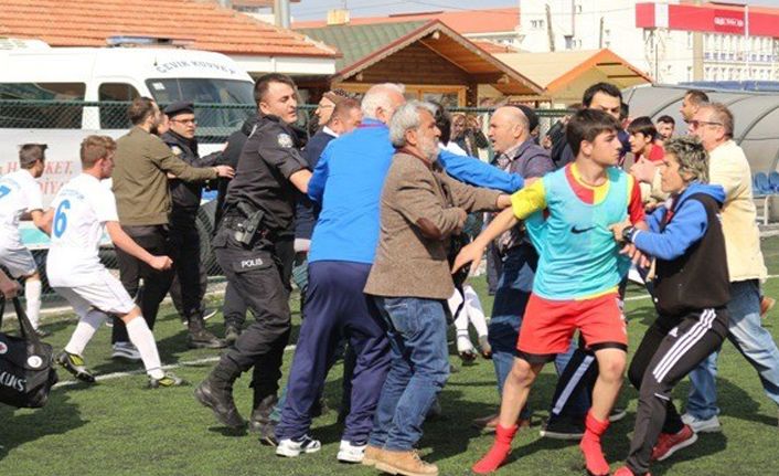Türkiye U17 Şampiyonasında tekme yumruklar havada uçuştu