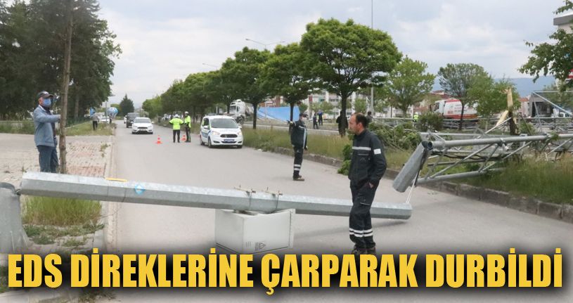 EDS Direklerine Çarpan Tır, Refüje Çıkarak Durabildi