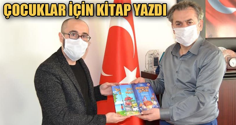 Çocuk kitabı yazan öğretmen kitaplarını hediye etti