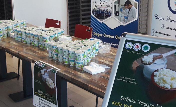 Üniversite öğrencilerine kefir yoğurdu ikram edildi