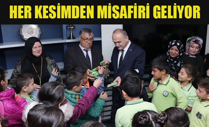 Ziyaretçilerine özel ilgi gösteriyor