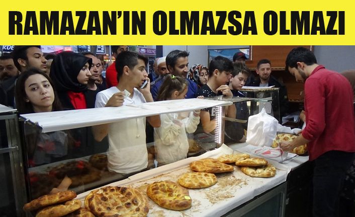 Ramazan'da sıcak pide kuyruğu