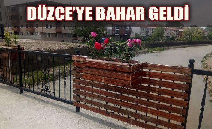 Köprü Korkulukları Çiçek Açtı