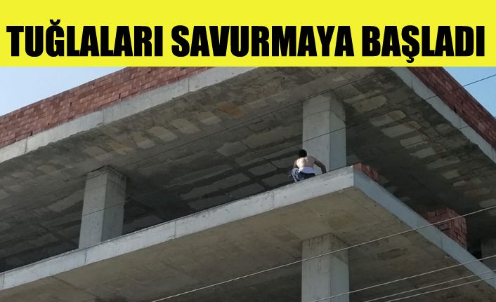 Kamu görevlisine kızdı çatıya çıktı