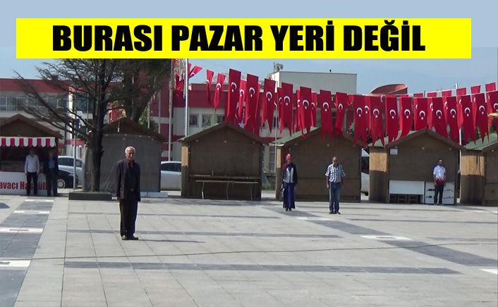 İlk tören satış standları arasında