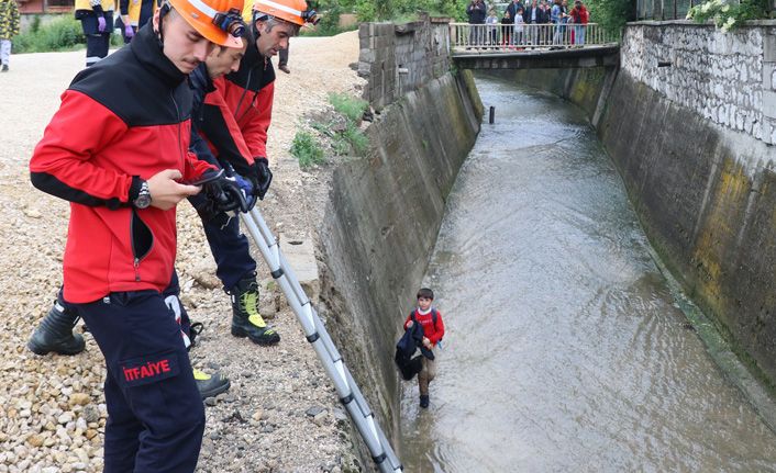 3 metre yükseklikten dereye düşen çocuğu itfaiye kurtardı