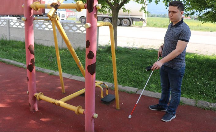 Görme engelli kuzeni için engellilere sesli uyarı veren cihaz üretti