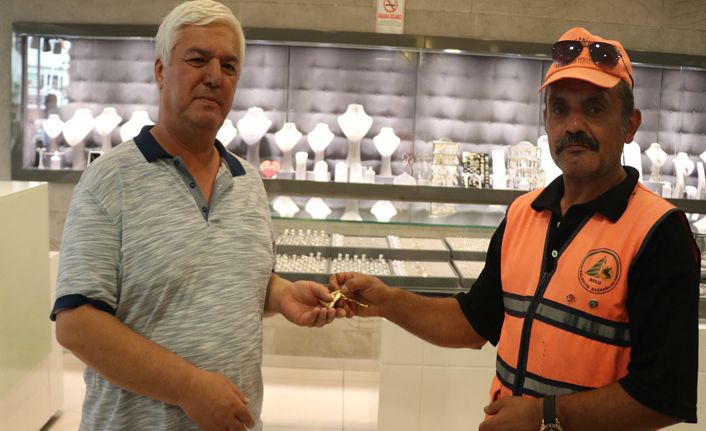 Temizlik işçisi, yolda bulduğu altını sahibine teslim etti