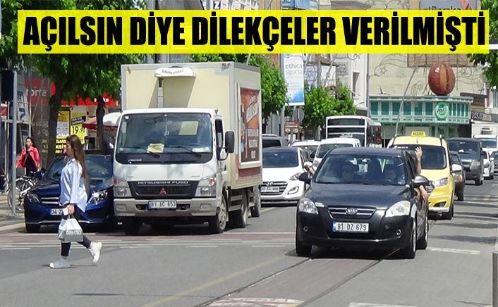 Trafik Tek Parklar Çift Şerit