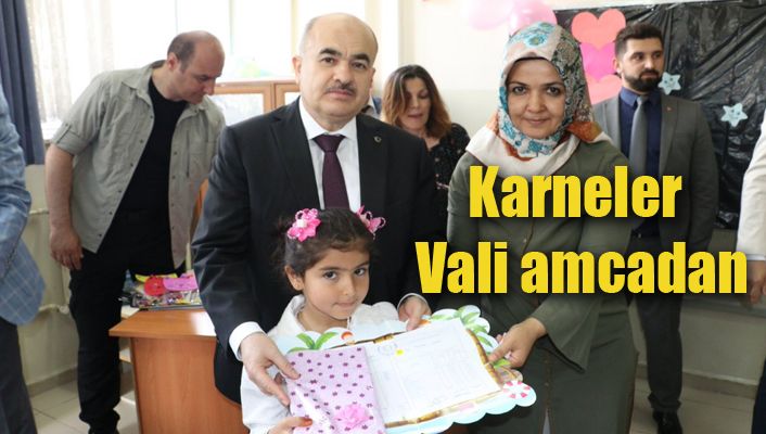Öğrenciler karnelerini aldı