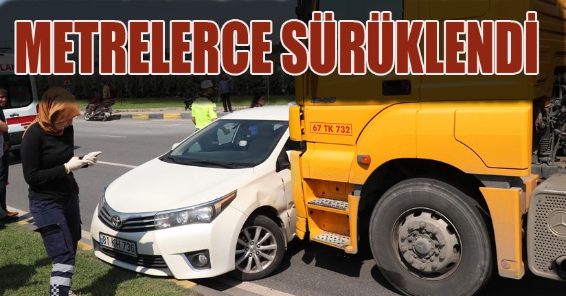 Tırın çarptığı otomobil metrelerce sürüklendi