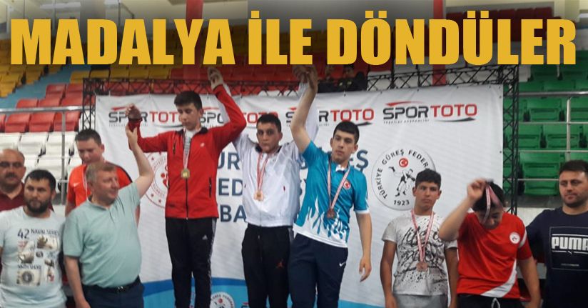 Güreşçilerden Madalya