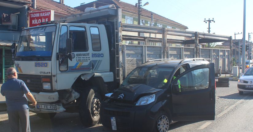 Düzceli Kamyoncu Kartepe'de Kaza Yaptı