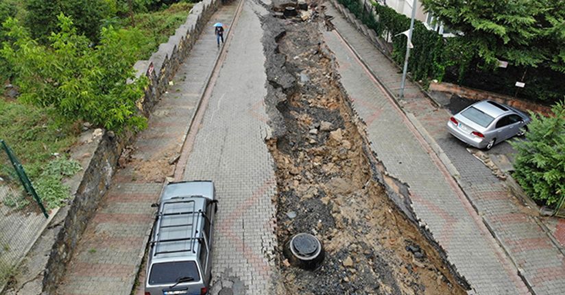 İstanbul'da yoğun yağış sonrası çöken yol havadan görüntülendi