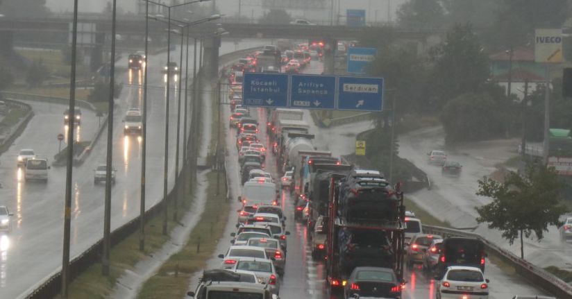 Yağış nedeniyle D-100’de trafik durma noktasına geldi
