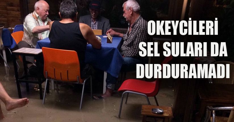 Sel basan kıraathanede hiçbir şey olmamış gibi okey oynamaya devam ettiler