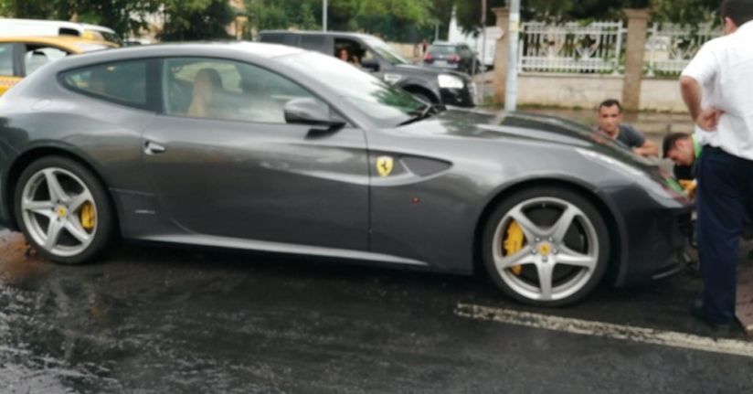 Caddebostan'da milyon liralık Ferrari su birikintisinde böyle mahsur kaldı