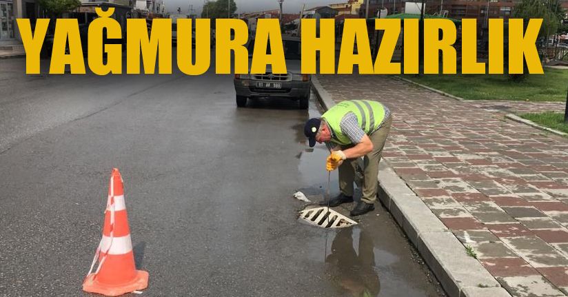 Yağmur Suyu Mazgalları Temizleniyor