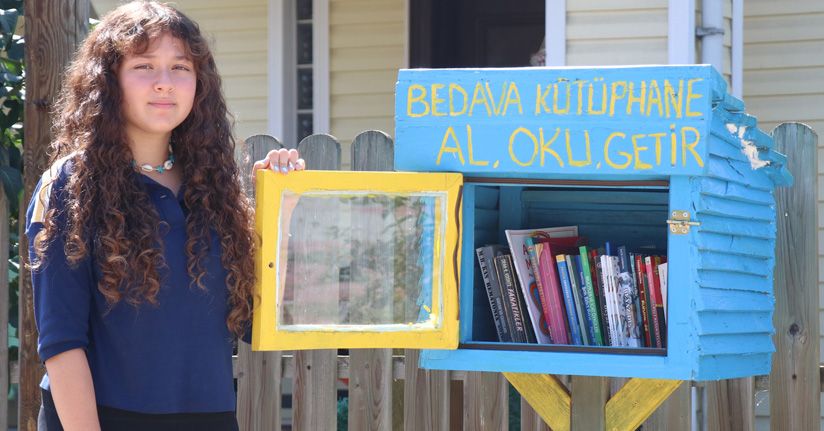 Lise öğrencisi evinin önüne kurduğu kütüphaneyle kitaplarını paylaşıyor