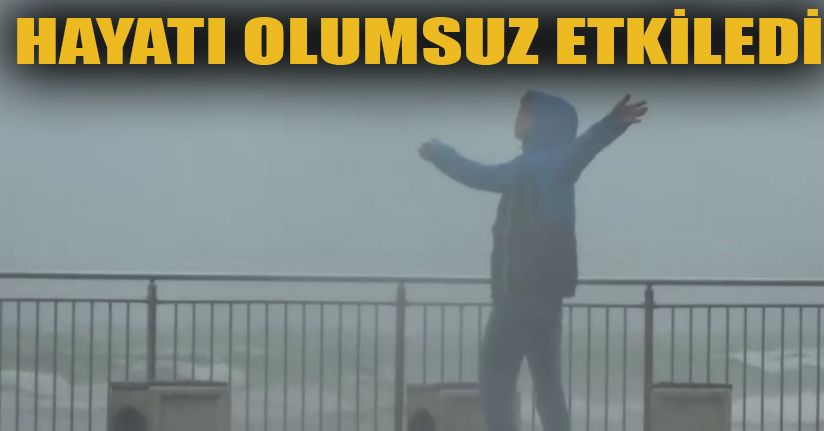 Akçakoca’da Fırtına Esnafın Çadırlarını Söktü