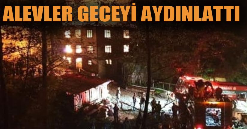 3 Katlı Ahşap Ev Kül Oldu