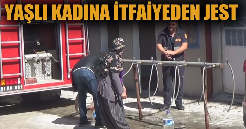 Evinden İnemeyen Yaşlı Teyzeye İtfaiyeden Su Yardımı