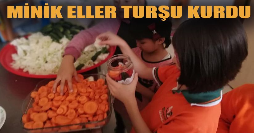 Minik elleri ile turşu yaptılar