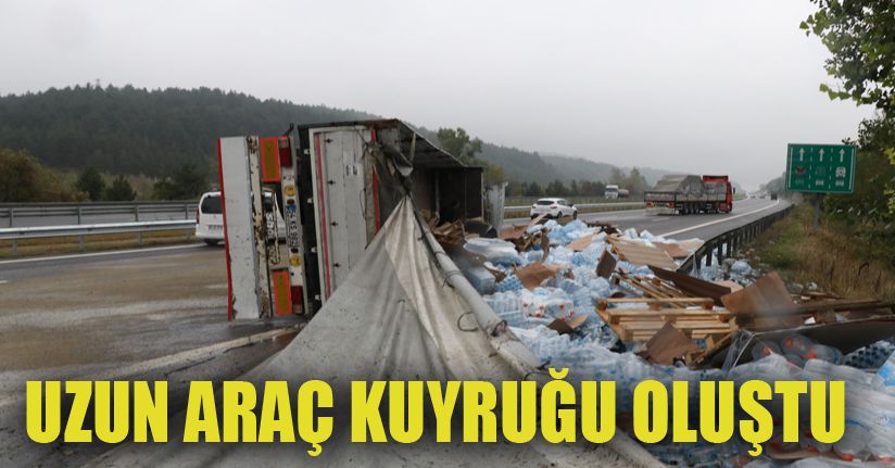 TEM’de, kontrolden çıkan su yüklü tır devrildi