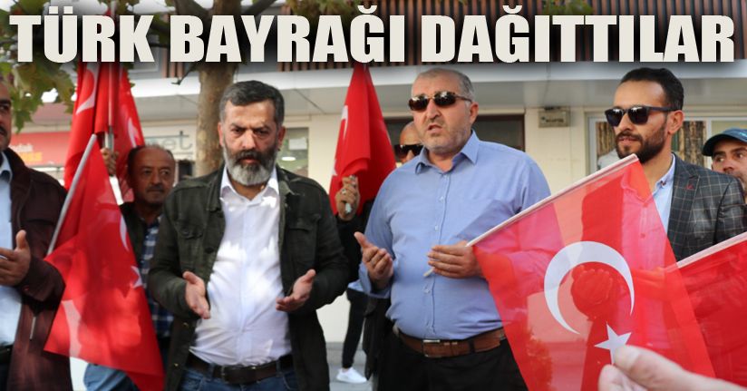 Gazeteciler, Barış Pınarı Harekatı’na destek için esnafa Türk bayrağı dağıttı