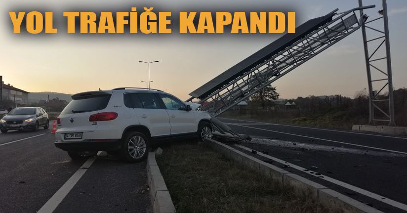 Arazi aracının çarptığı ışıklı tabela yolu trafiğe kapattı