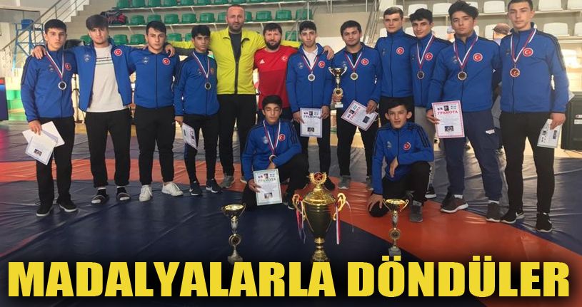 Hendek Belediyesi güreş takımı Rusya’dan madalya ile döndüler