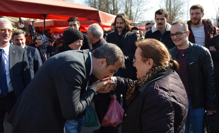 Cüneyt Yemenici Salı Pazarını Salladı