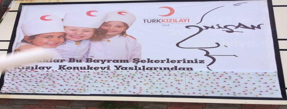 Türk Kızılayı huzurevinde kalan yaşlılar çocuklara sürpriz yaptı