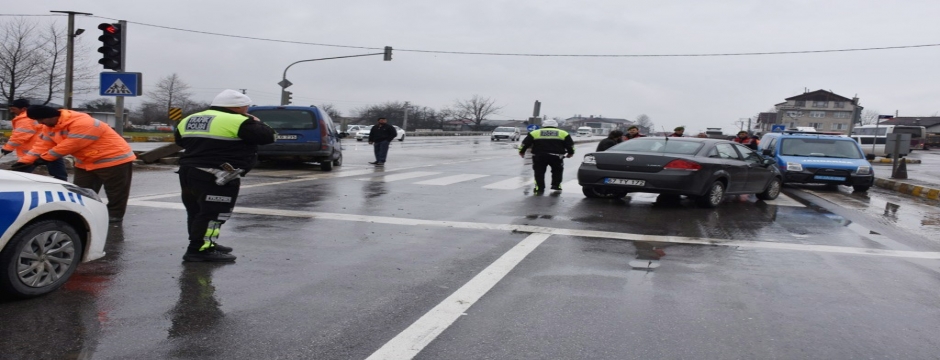 Hendek sanayi ışıklarında trafik kazası: 4 yaralı