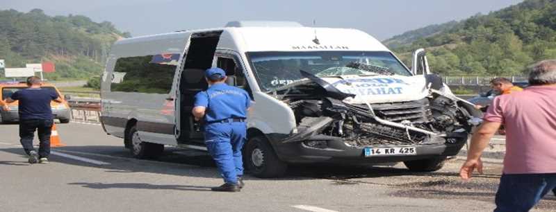 Memurları taşıyan minibüs, iş makinesine çarptı: 10 yaralı