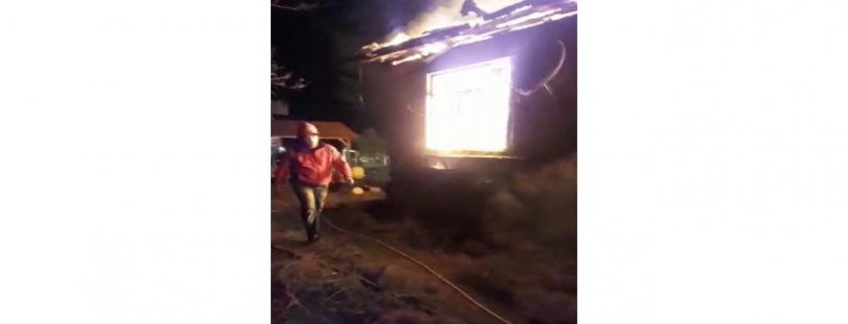 Bolu'da tek katlı ev alev alev yandı