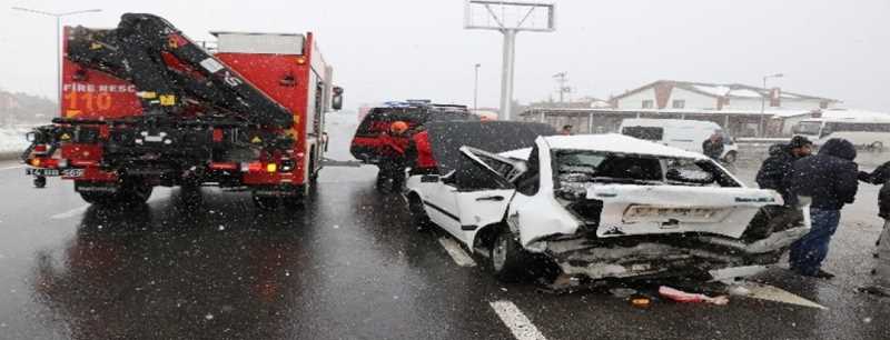 Kar nedeniyle kırmızı ışığı görmeyen sürücü önündeki araca çarptı: 2 yaralı