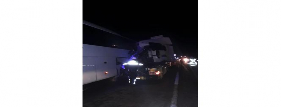 Tır, arıza yapan otobüse çarptı: 1 ölü, 2 yaralı