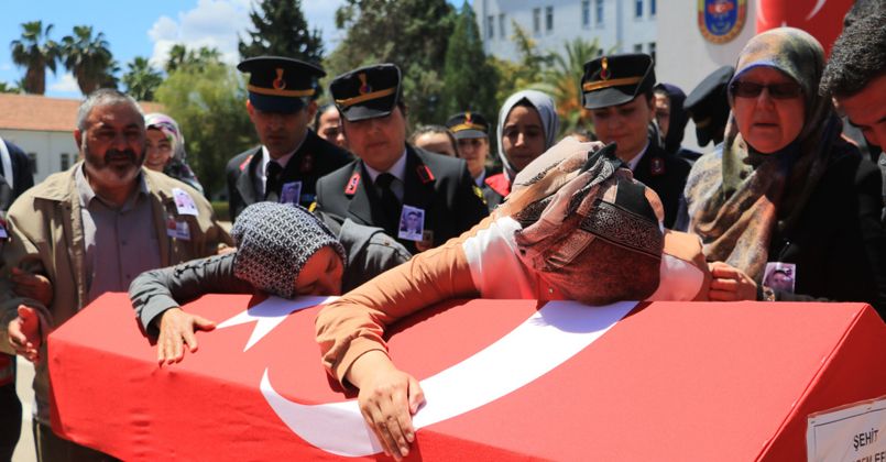 Şehidi annesi ve eşi asker selamıyla uğurladı