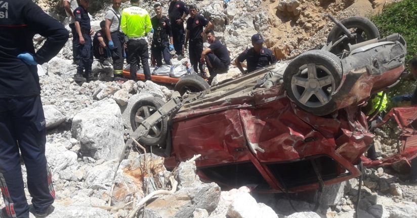 Otomobil 100 metrelik uçuruma yuvarlandı: 1 ölü, 2 yaralı