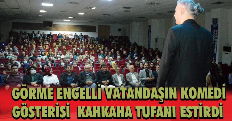Görme engelli vatandaşın komedi gösterisi kahkaha tufanı estirdi