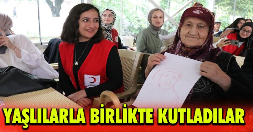 Genç gönüllüler Kızılayın 154. yıldönümünü yaşlılarla birlikte kutladılar