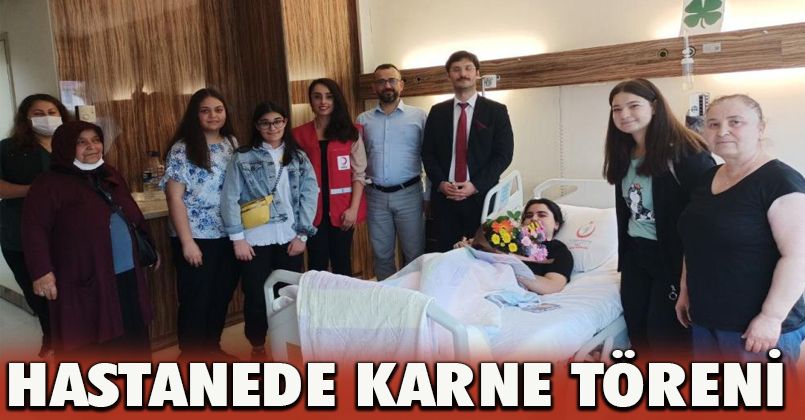 Ameliyat olan öğrenciye hastanede karne töreni